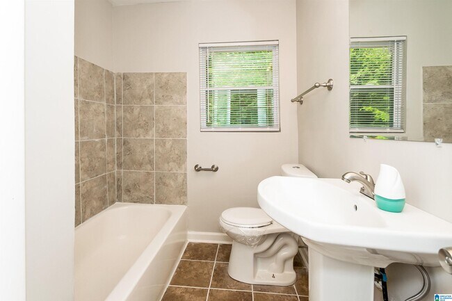 Building Photo - 565 Camellia Rd