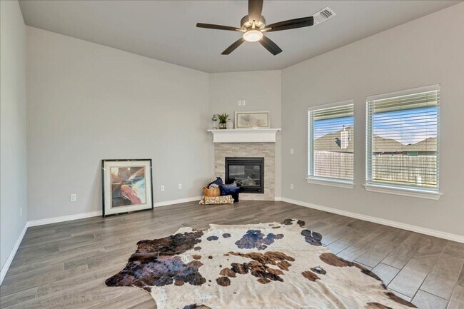 Building Photo - Nearly New Yukon Schools