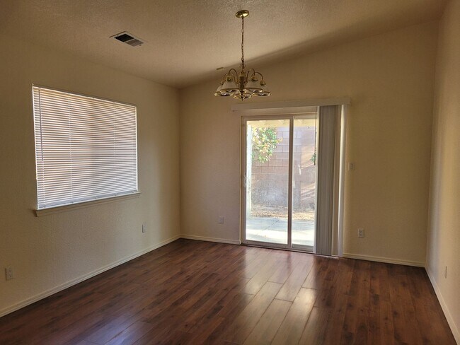 Building Photo - NW 4 Bedroom 2.5 Bath Home Available now!