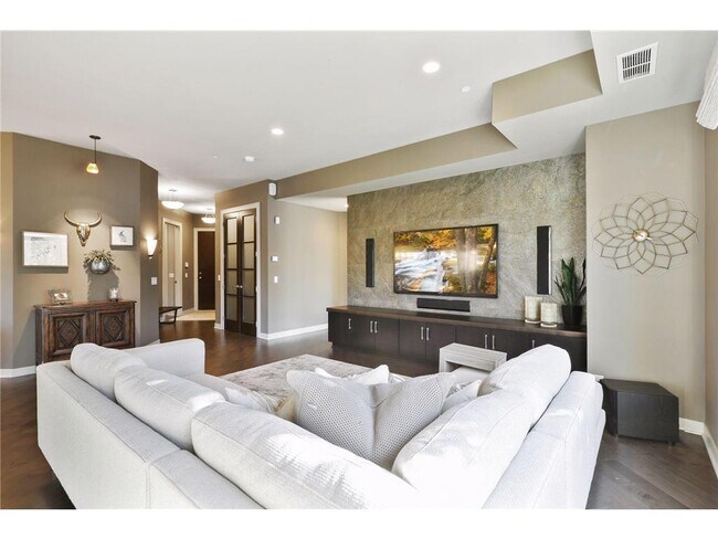 Building Photo - 555 Oak Ridge Pl