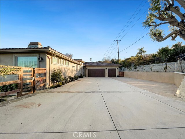 Building Photo - 2 Stallion Rd