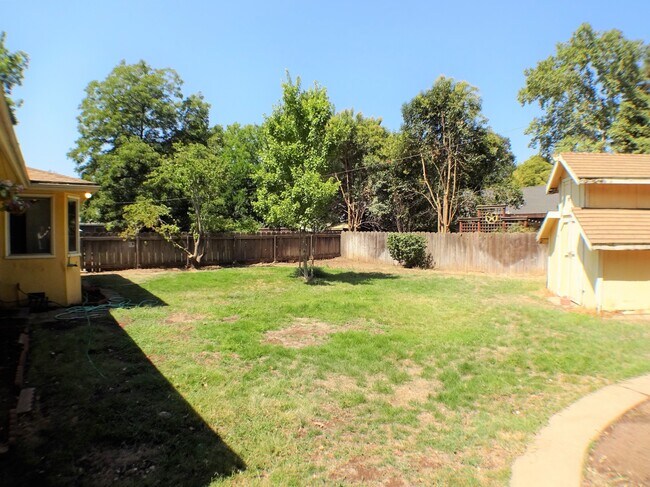 Building Photo - 226 W 6th Ave