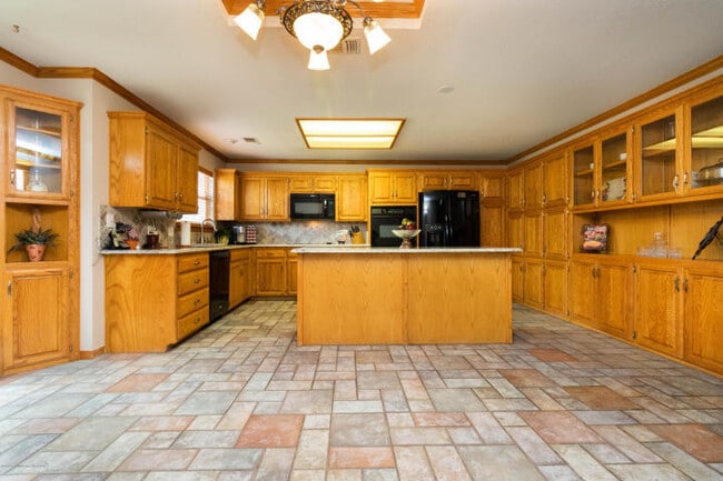 Building Photo - 4 Bedrooms 3 bathrooms, OFFICE 2 living rooms, and 2 car garage