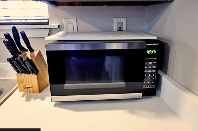 Building Photo - MOVE IN READY