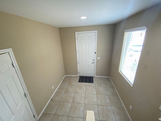 Building Photo - Two Story home