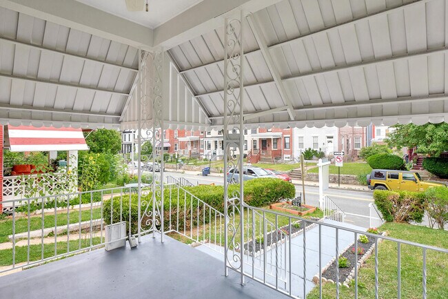 Front Porch - 451 Park Rd NW