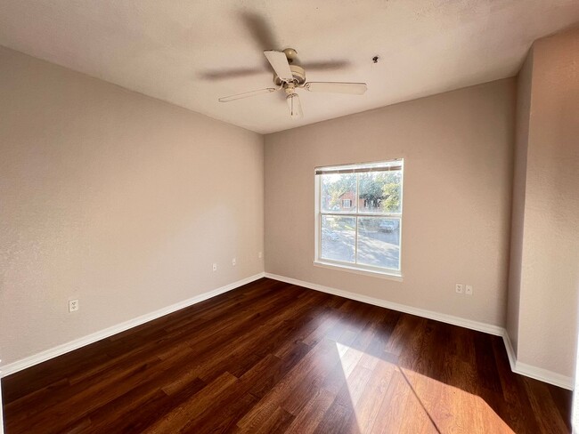 Building Photo - Spacious 1/1 condo!!