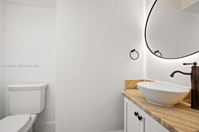 Building Photo - 530 Valencia Ave