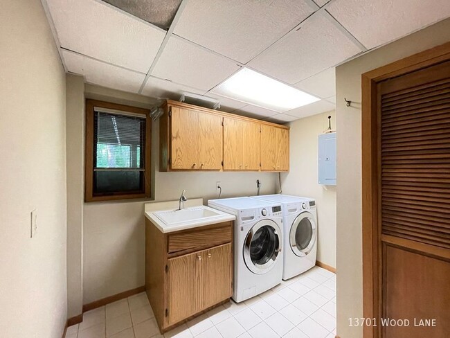Building Photo - 13701 Wood Ln