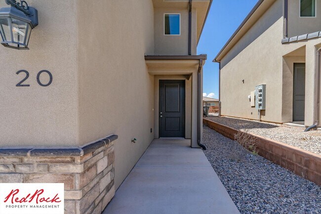 Building Photo - Pet friendly 3 Bedroom Townhome in Washington!
