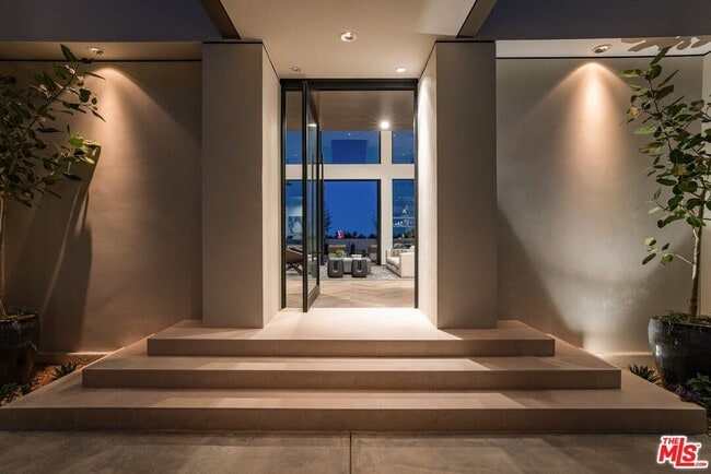 Building Photo - 9405 Sierra Mar Pl