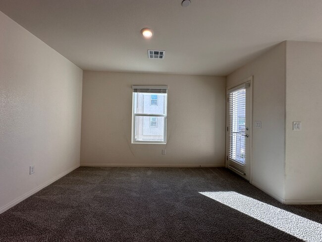 Building Photo - CONTEMPORARY TOWNHOUSE WITH AMENITIES AND ...