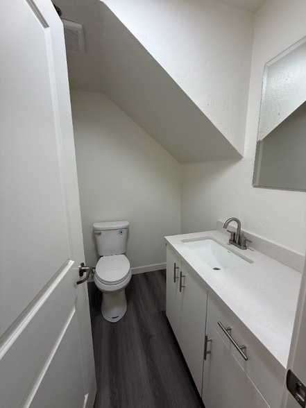 Building Photo - 725 W Fletcher Ave