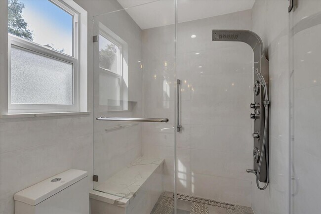 Building Photo - Great Location! Great Schools! Month to Mo...