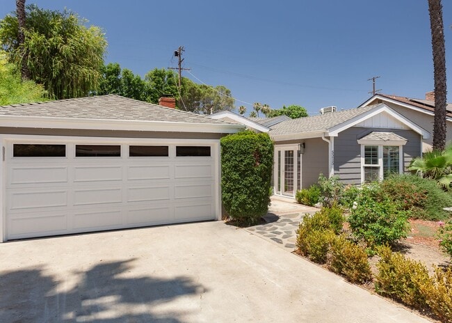 Building Photo - *Unfurnished* Gorgeous 4-Bed Oasis with Po...