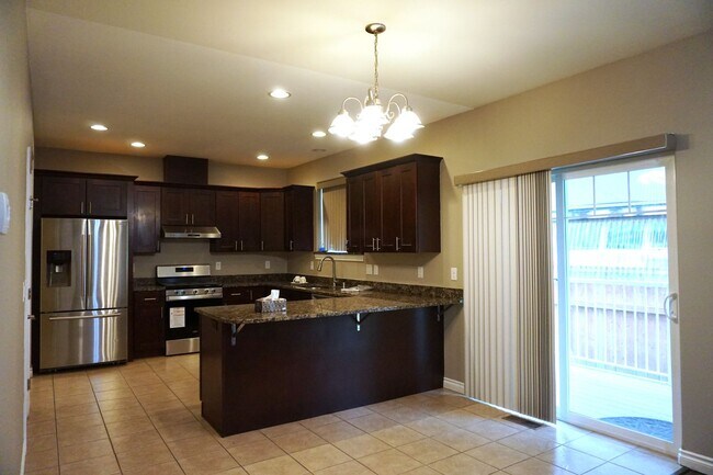 Building Photo - 4 Bedroom, 3 Bath House Available in July!