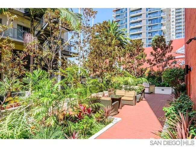 Building Photo - 1431 Pacific Hwy