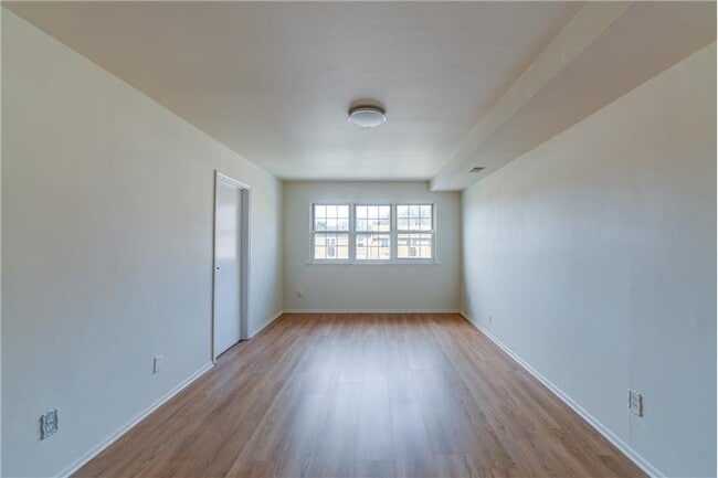 Building Photo - 6 College Dr