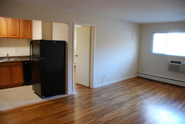 Building Photo - Clarendon Court Apartments