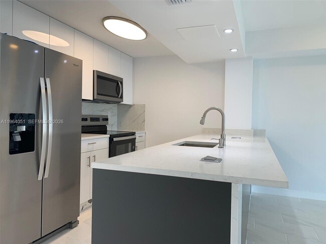 Building Photo - 2980 Point E Dr