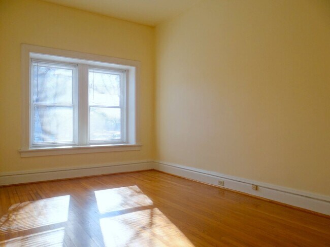 Building Photo - Charming 3 BD/2 BATH right across the stre...