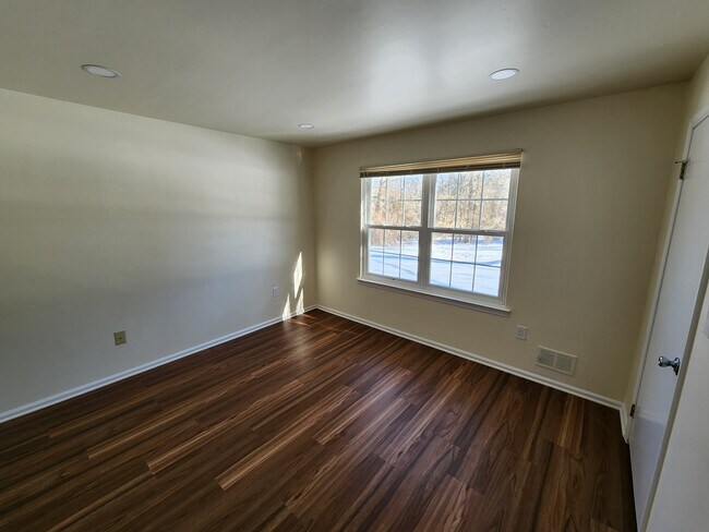 Building Photo - 33 Cypress Ct