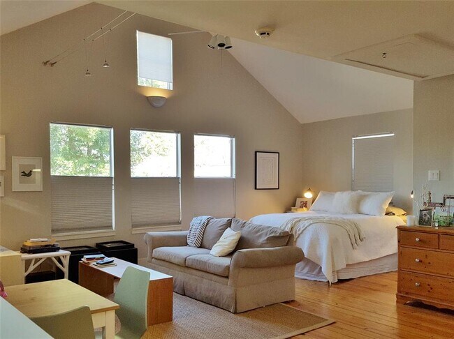 Building Photo - 1018 Highland St