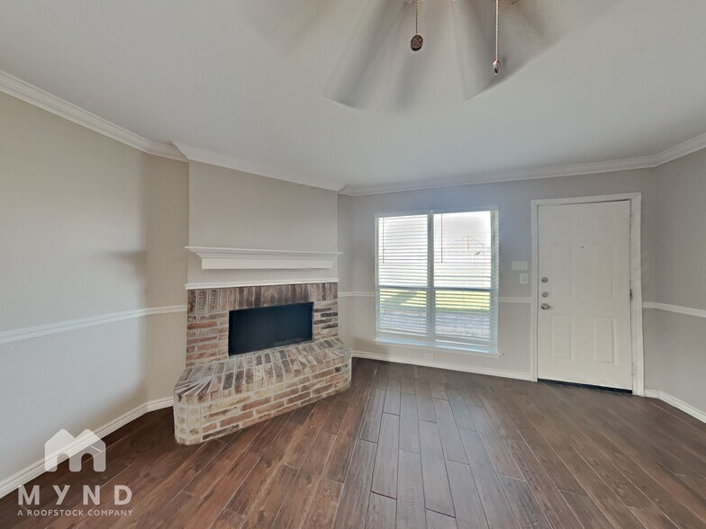 Building Photo - 421 Pin Oak Ln