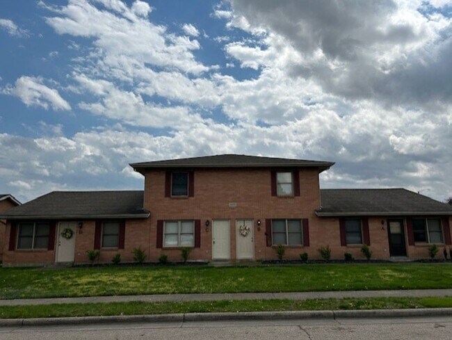 Building Photo - 2 Bedroom & 1.5 Bath Townhome with Garage ...