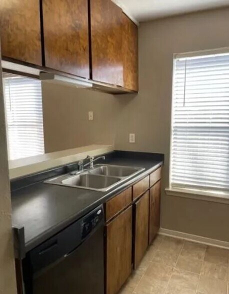 Building Photo - 2518 Cypress Dr