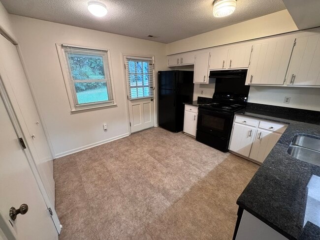 Building Photo - Adorable 2 bed 1 bath townhome! Short Dist...