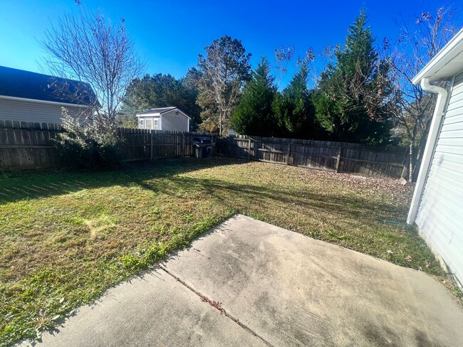 Building Photo - Three Bedroom Two Bath Home