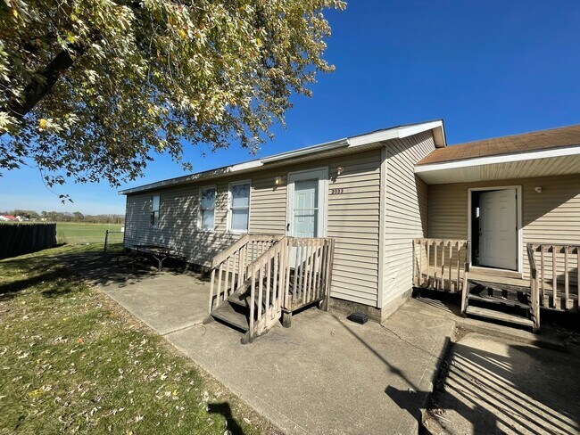 Building Photo - Oversized 3 Bedroom with laundry room & Sp...