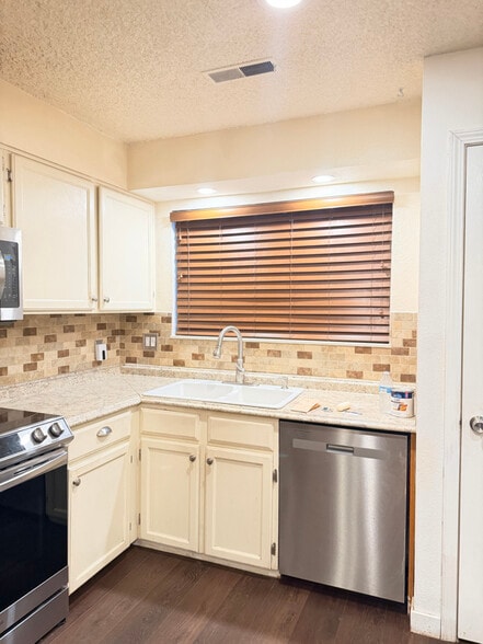 Building Photo - 3435 S Ammons St