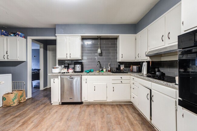 Building Photo - Rare find 5-bedroom 4-bathroom home near T...