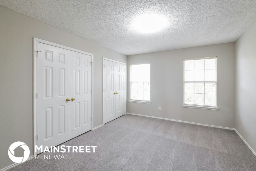 Building Photo - 862 Raintree Ln