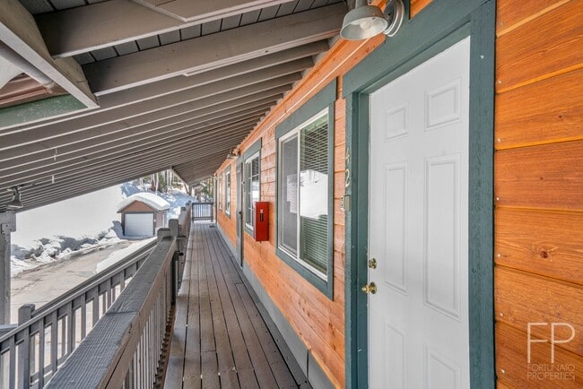 Building Photo - Year lease! Furnished, Move in 8/23/25! 10...