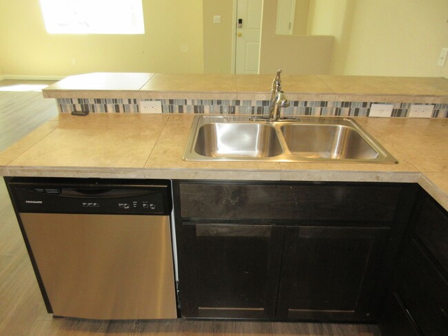 Building Photo - Newer 3 bedroom in South Salem