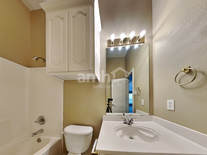 Building Photo - 8820 Sunset Trace Dr