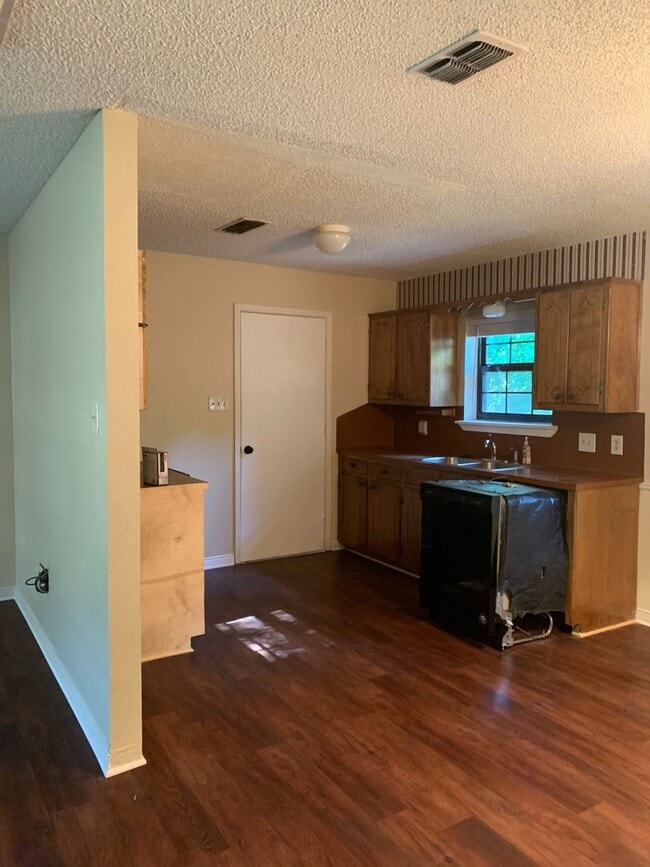 Building Photo - 2/1.5 Fenced yard, pet friendly, PHISD