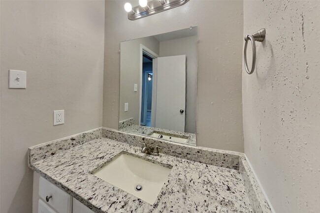 Building Photo - 17918 Seven Pines Dr