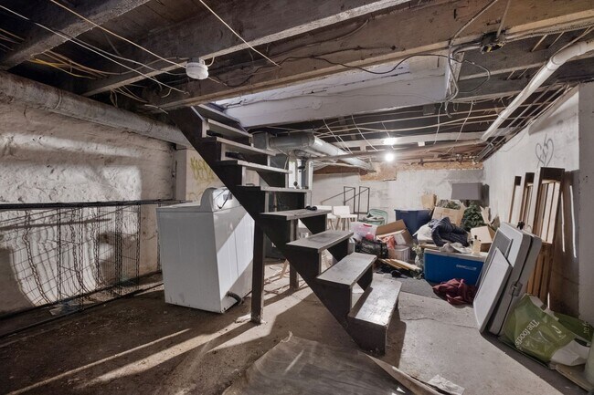 Building Photo - Renovated Home - South Side Flats