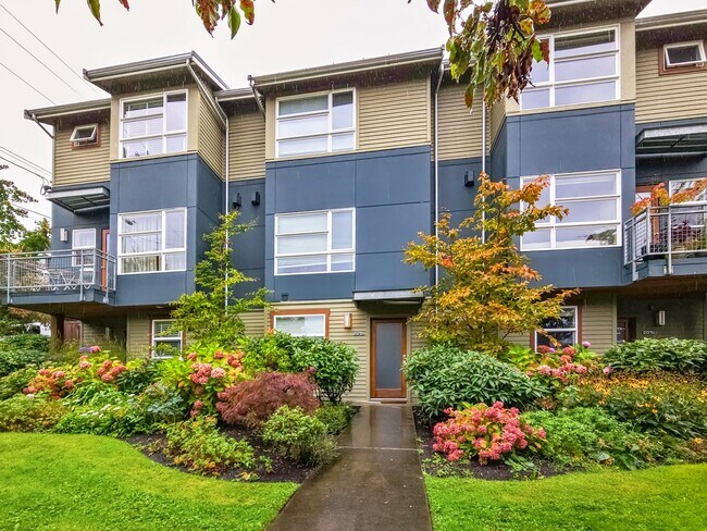 Building Photo - 3-Story Townhouse | 3 Bed, 3.5 Bath | Central Heating | Hardwood Floors | Carpeted Bedrooms | Off...