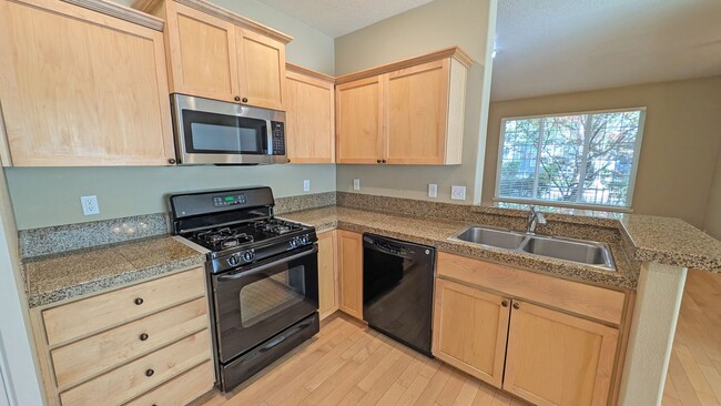 Building Photo - 2 bedroom 2.5 bath townhouse