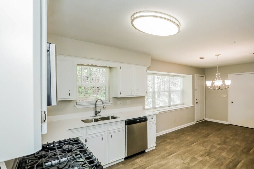 Building Photo - 843 Tall Deer Dr
