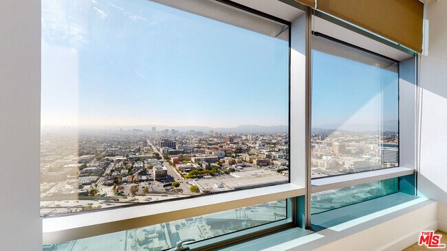 Building Photo - 900 W Olympic Blvd