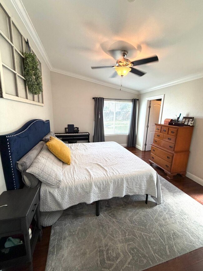 Building Photo - Desirable Home in Lincoln Village – A must see!