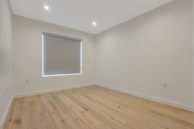 Building Photo - Gorgeous 3 Bedroom / 2 1/2 Bath Townhome-Style Apartment in Hollywood