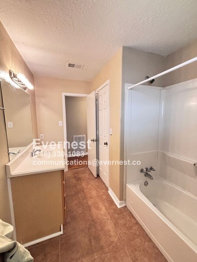 Building Photo - 3-Bedroom, 2-Bath Home in Prime Location /...