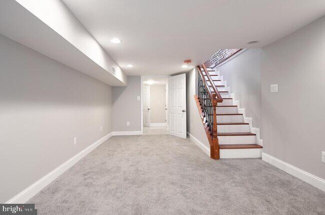 Building Photo - 2624 Llewelyn Ave